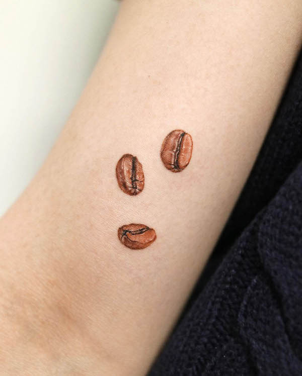 Cute scattered coffee beans by @tattooist_yun