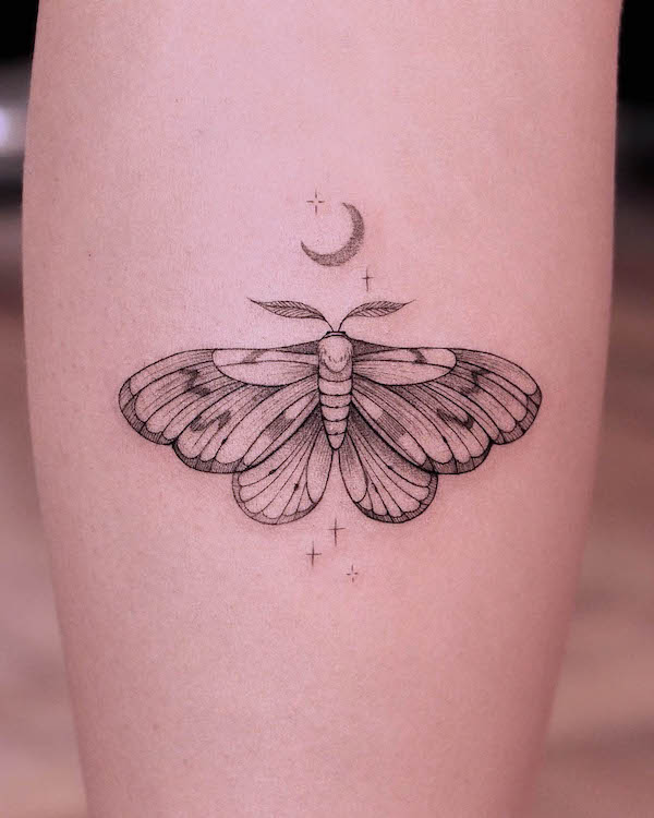 Share more than 81 minimalist moth tattoo latest - in.cdgdbentre