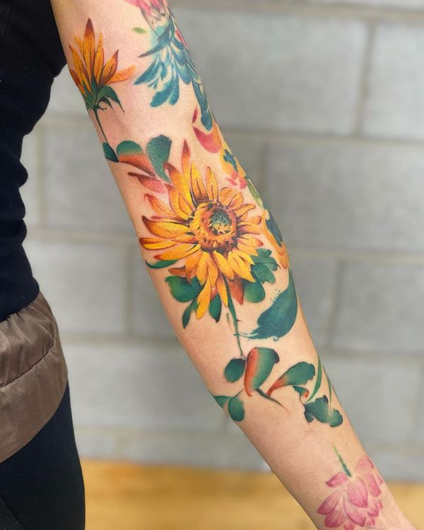 Full forearm sunflower tattoo by @amtattoo_art