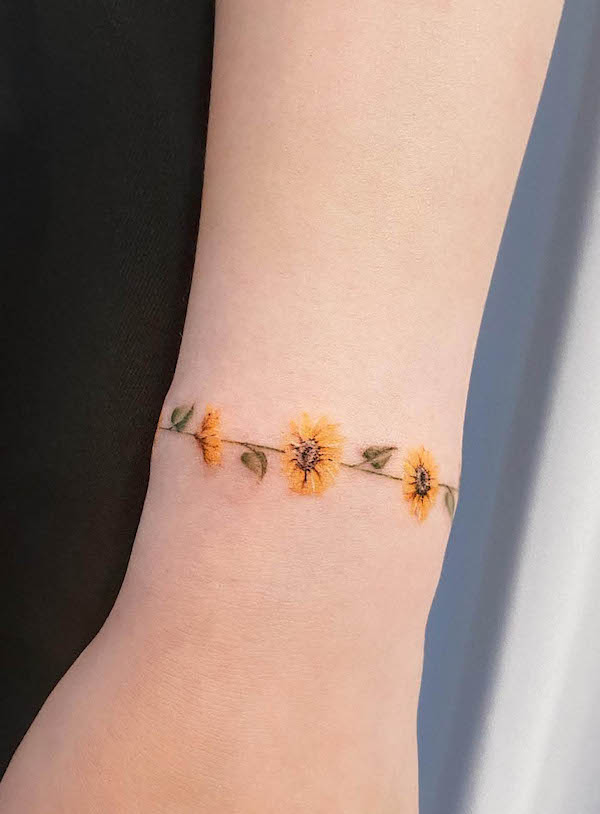 Sunflower bracelet tattoo by @tattoo_artist_olive
