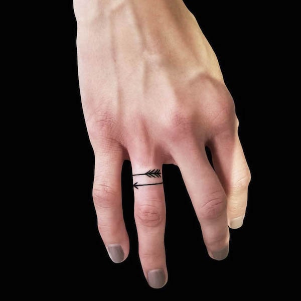 Arrow finger tattoo by @clubtattoolinq