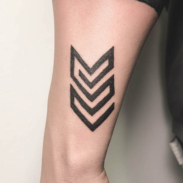 Bold blackwork arrow tattoo by @valhalla_tattoo.ec