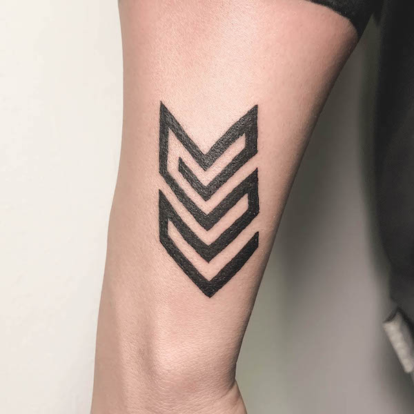Bold blackwork arrow tattoo by @valhalla_tattoo.ec