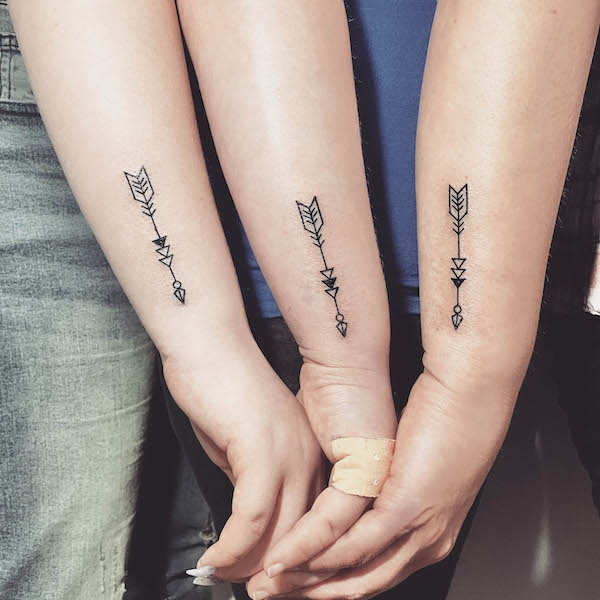 Matching mother daughter arrow tattoos by @sophie.tattoo.art