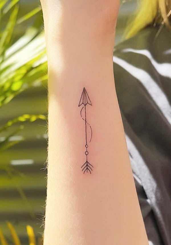 Small arrow wrist tattoo by @gogi_tattoo