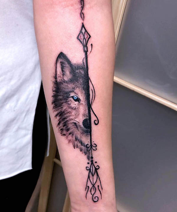 Wolf and arrow tattoo by @giulianado_tatt
