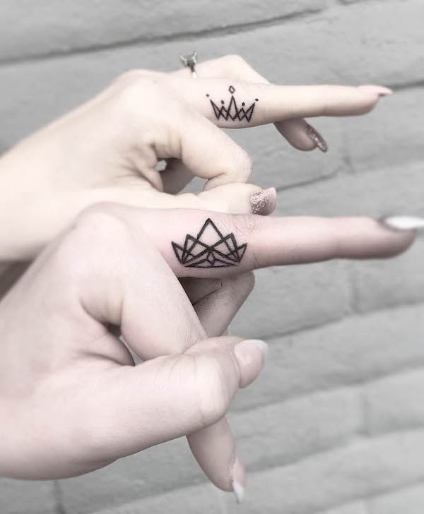 Crowns of queen and princess by @cassidyshay_ar