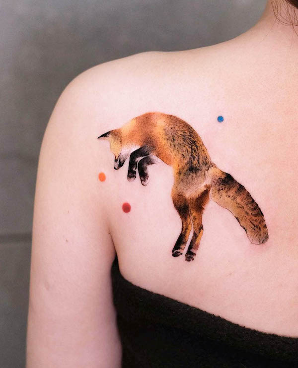 A playful fox shoulder blade tattoo by @chenjie.newtattoo